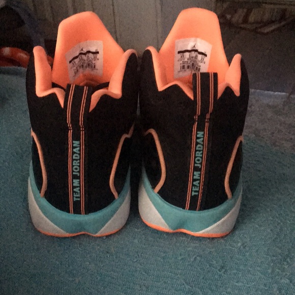 Like new youth girls Jordan’s. - Picture 4 of 6